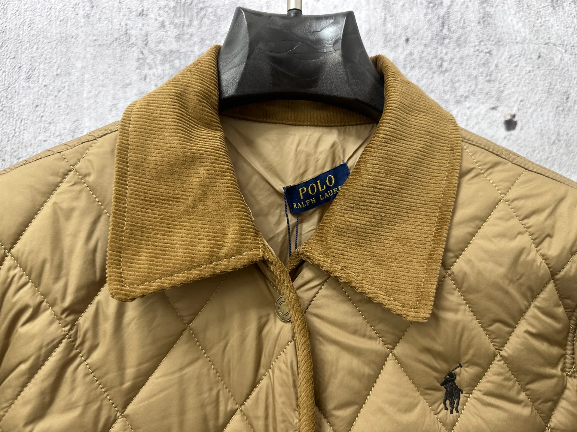P320 【Ralph Lauren】Ralph Lauren's new brand of corduroy cotton jacket with logo embroidery on the chest, diamond plaid lapel, and perfect control of workmanship details, exquisite small logo embroidery on the chest, corduroy color-blocked lapel, and pocket design show details and highlight your personality! The version is simple but not simple! It is very youthful and energetic, and can be easily worn by both men and women. It is very in line with the fashion aesthetic concepts of today's young people! Size:S-XL